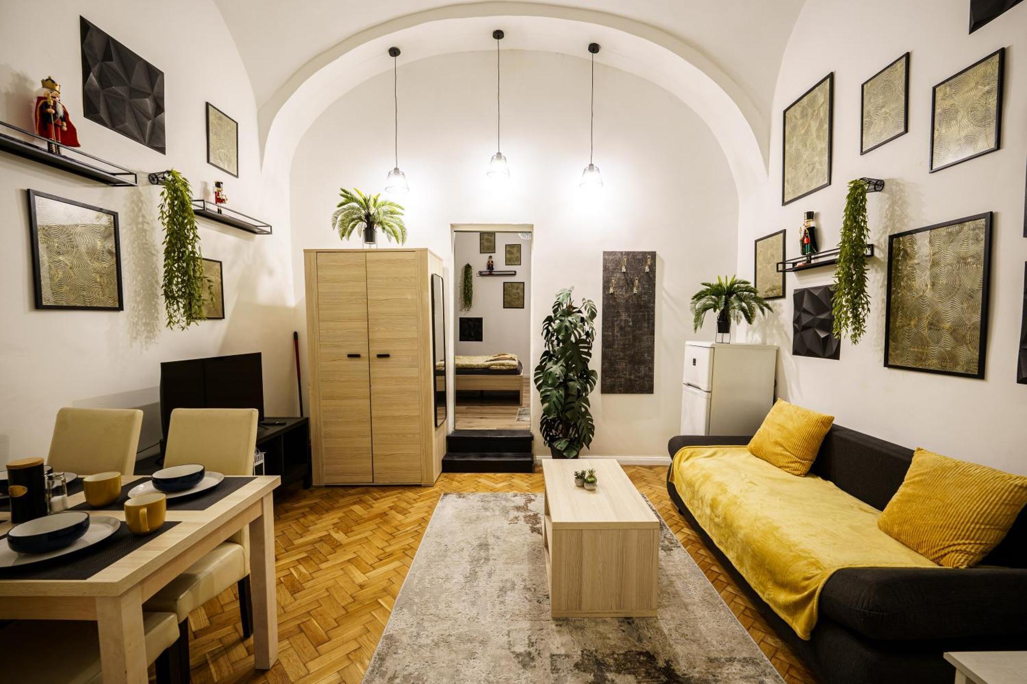Old Fashion Downtown Parlament Apartment *